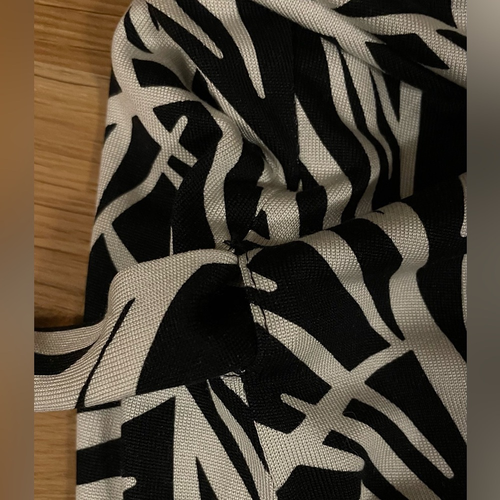 Diane Von Furstenberg Elegant Black and White Patterned Wrap Dress - Picture 6 of 15